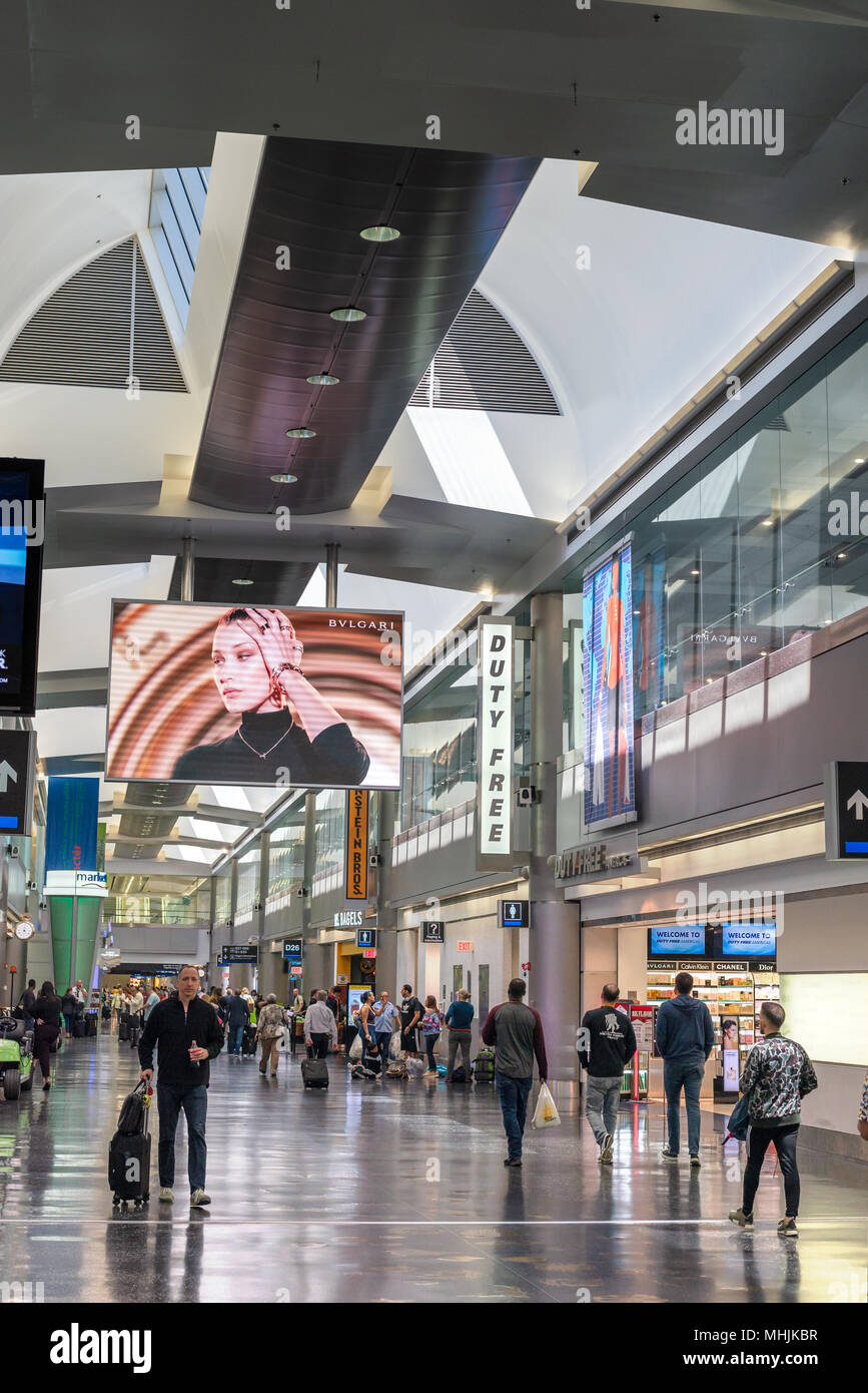 Concourse d vom Internationalen Flughafen Miami, Miami, Florida. Stockfoto