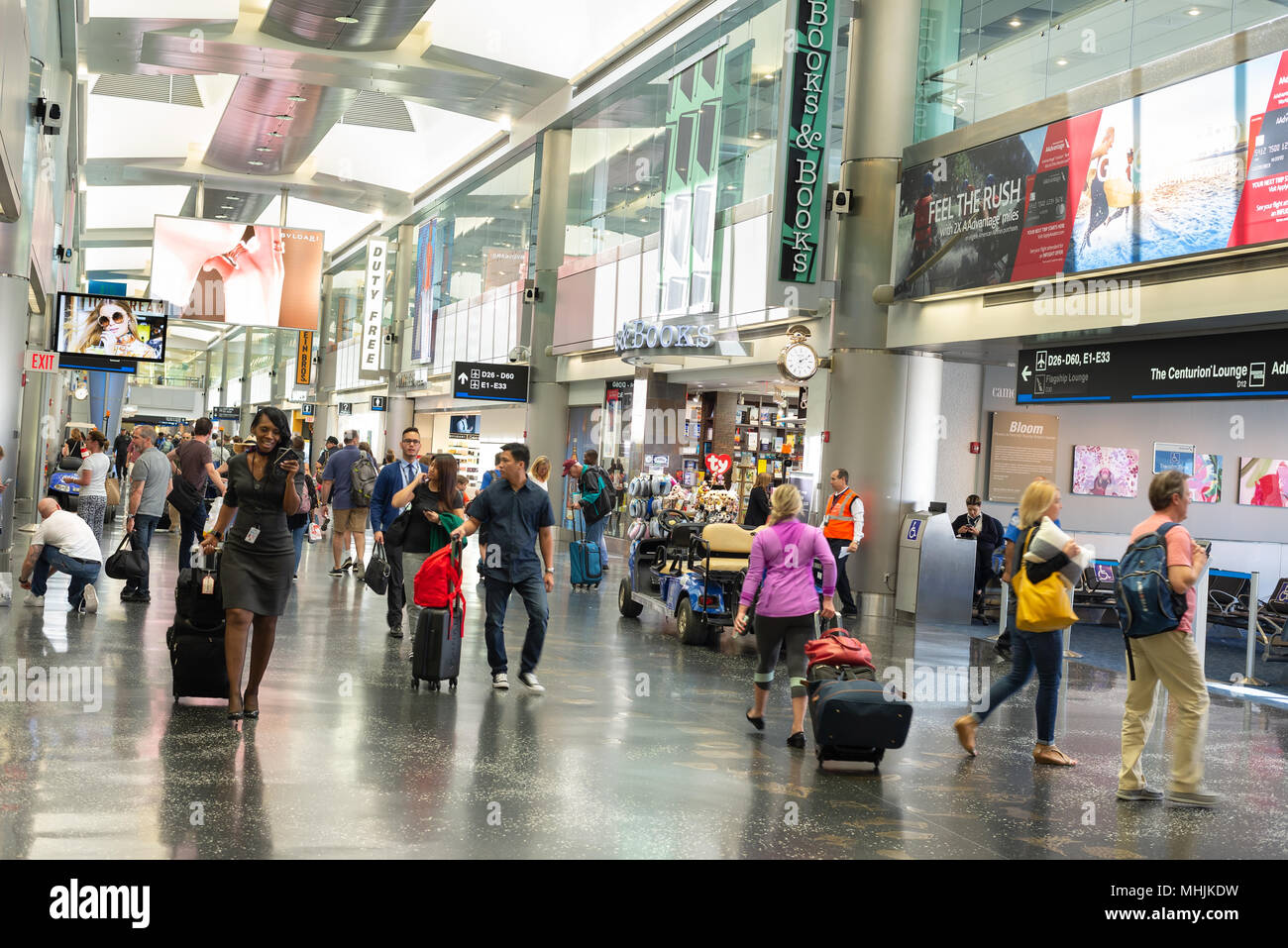 Passagiere in Halle D vom Internationalen Flughafen Miami, Miami, Florida. Stockfoto