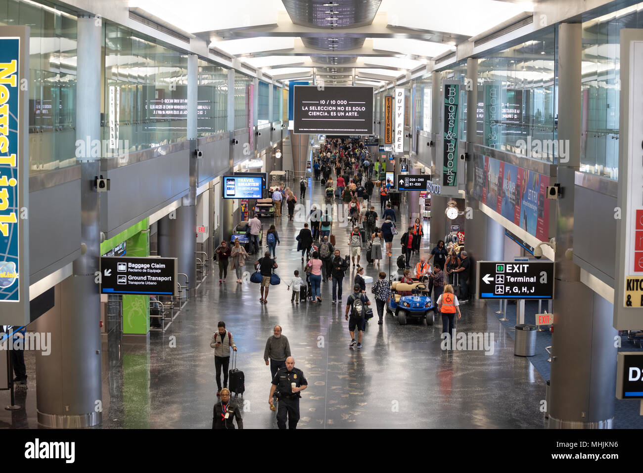 Passagiere in Halle D vom Internationalen Flughafen Miami, Miami, Florida. Stockfoto