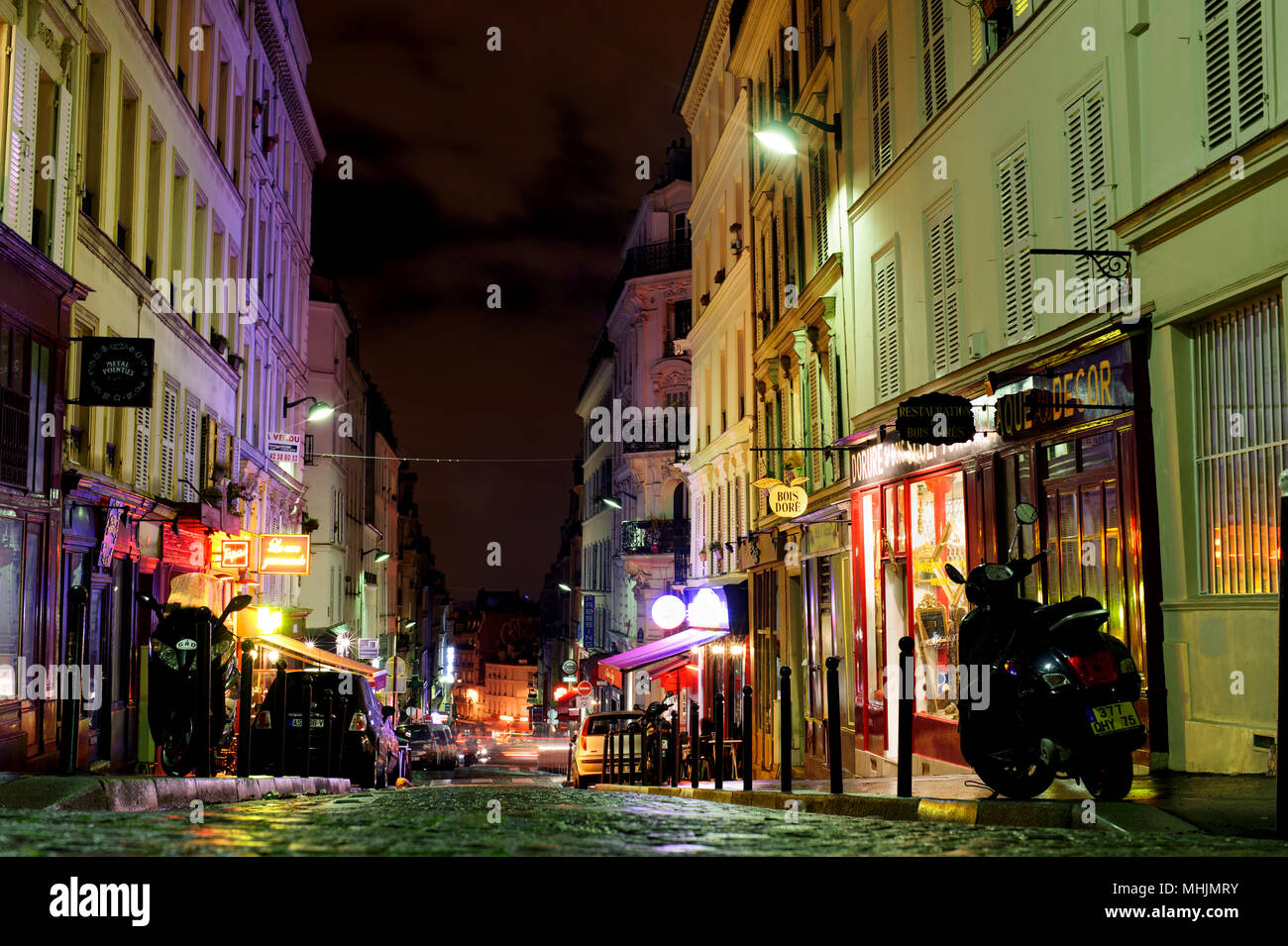 PARIS, Frankreich, 12. Oktober 2012: Geschäfte und historische Gebäude am Montmartre in der Nacht. Oktober 12th, 2012. Paris, Frankreich. Stockfoto