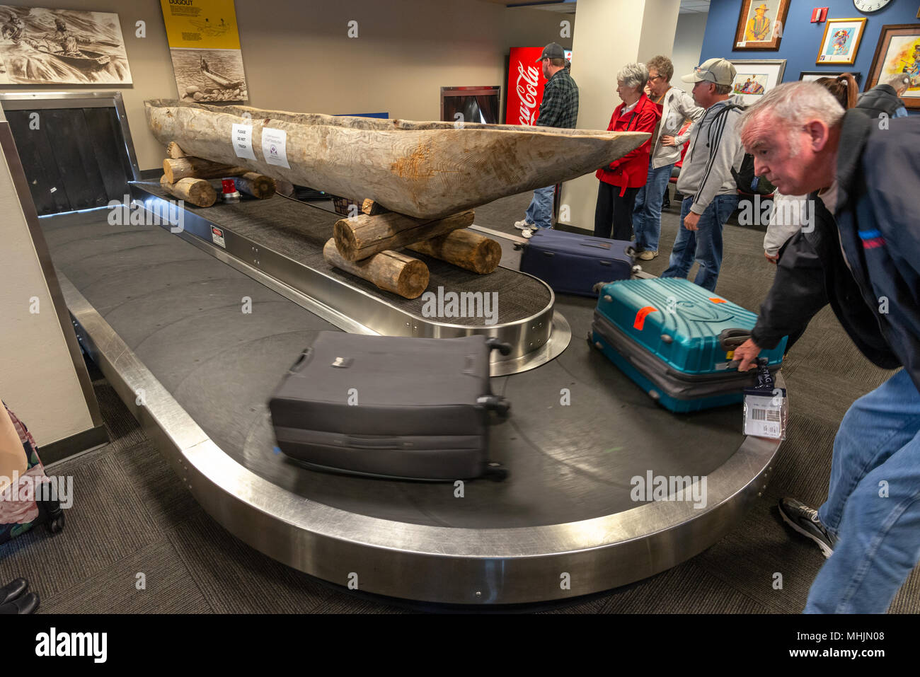 Passagiere der Gepäckausgabe Karussell am Lewiston - Nez Perce County Airport in Lewiston, Idaho. Stockfoto