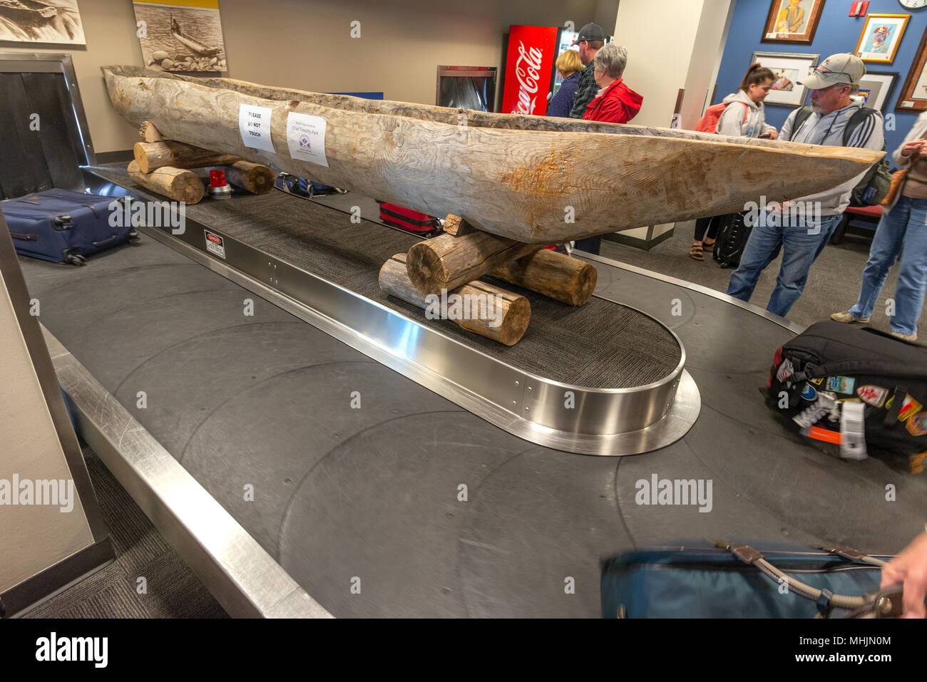 Passagiere der Gepäckausgabe Karussell am Lewiston - Nez Perce County Airport in Lewiston, Idaho. Stockfoto