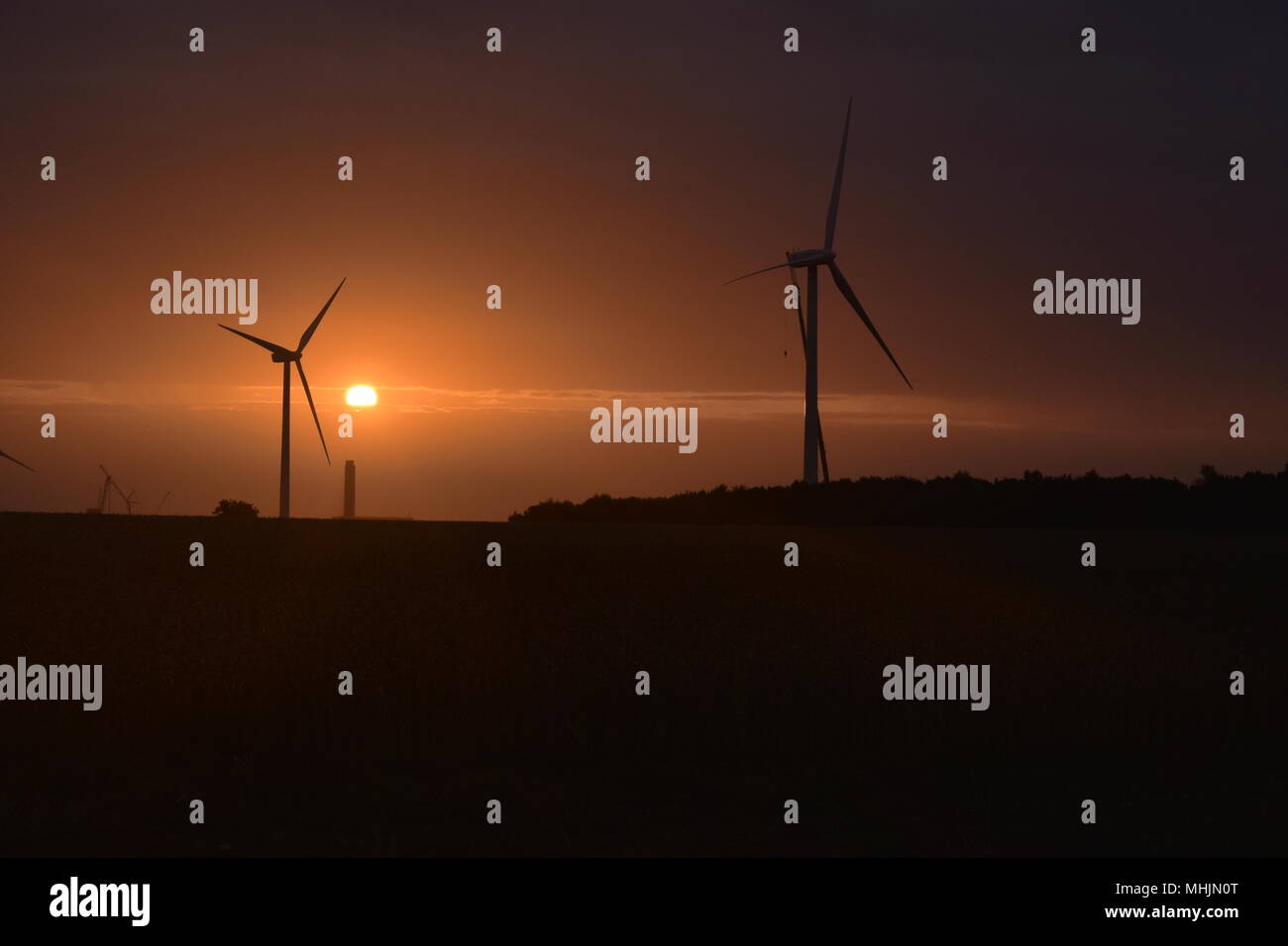 Sonnenaufgang über Northumberland und Windkraftanlagen Stockfoto