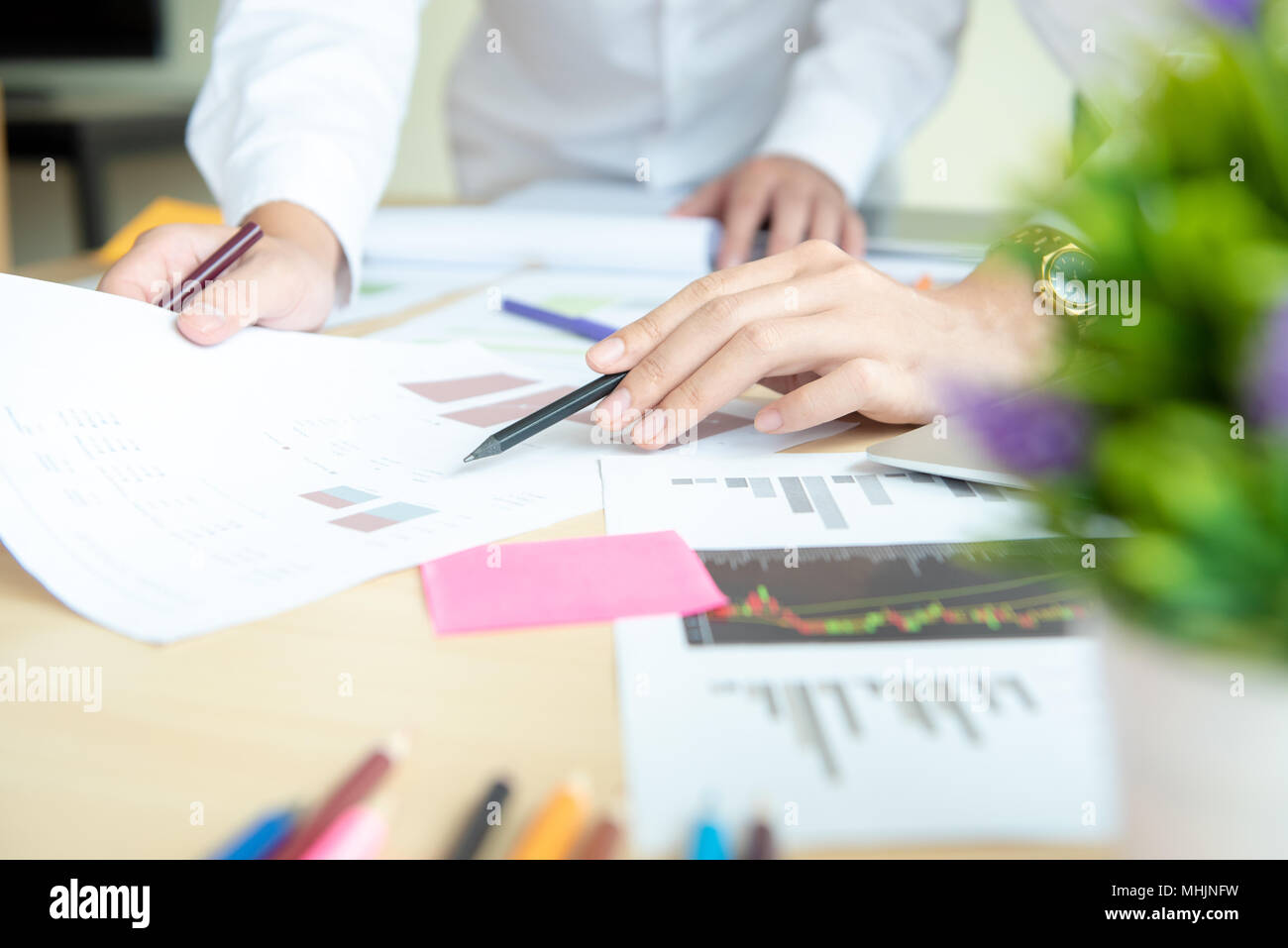 Business Group arbeiten prüfen, Diagramm und Papier Daten mit Laptop auf dem Schreibtisch im Büro Stockfoto