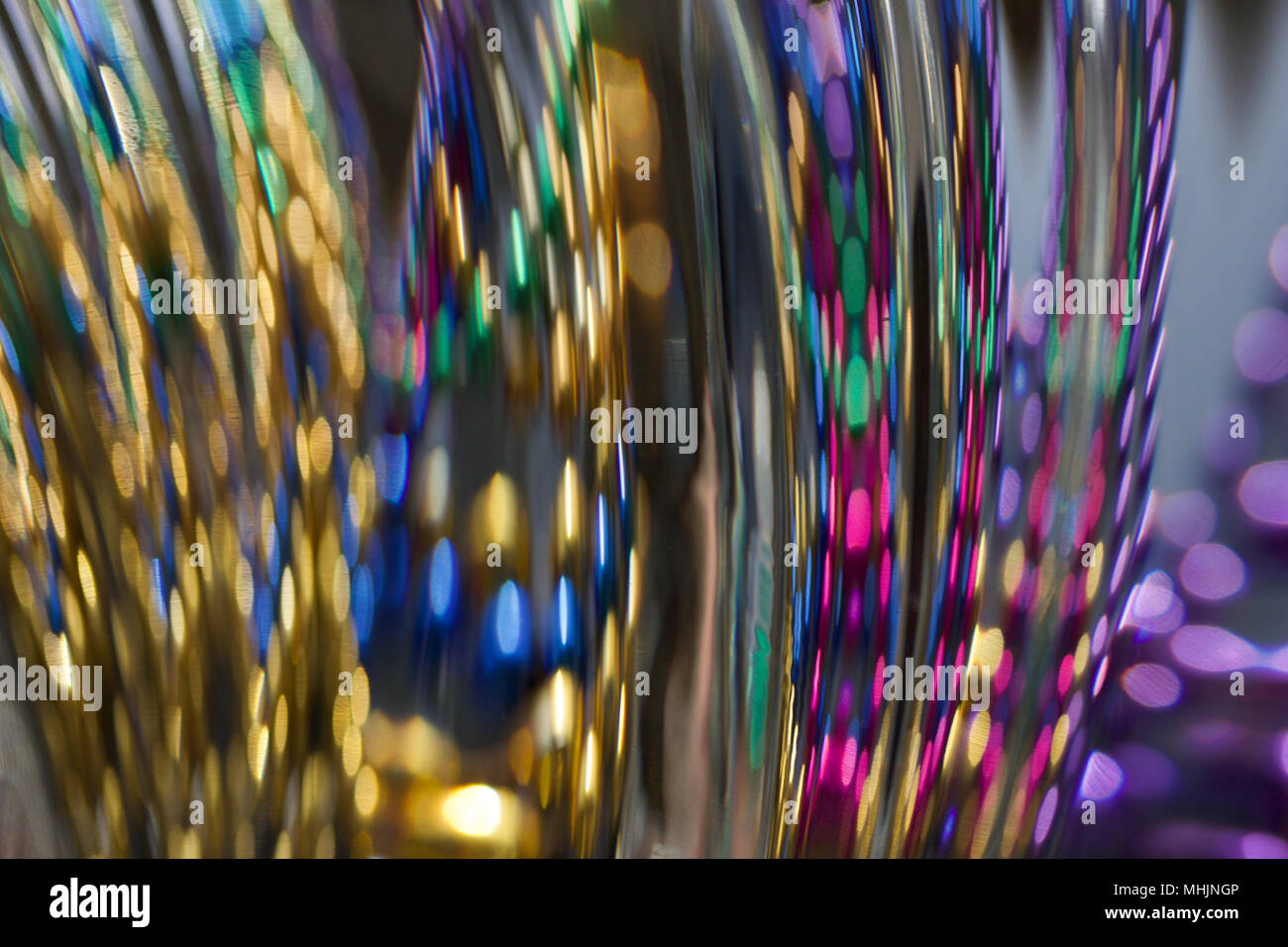 Abstrakte makro Blick auf bunte Bokeh mit schönen defokussierten Kristallglas und bunten Perlen erstellt Stockfoto