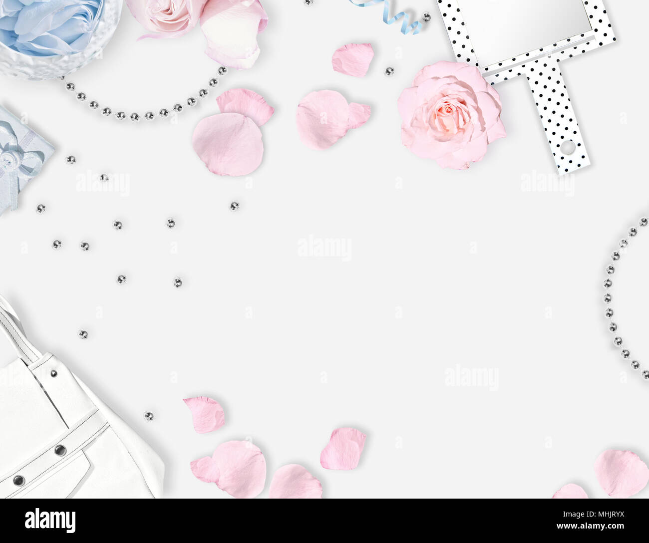 Weiß feminine Hintergrund. Flach. Rosen, Spiegel, weiße Tüte. Für Text platzieren. Fröhliche Gedanken jeden Tag. Muttertag Stockfoto