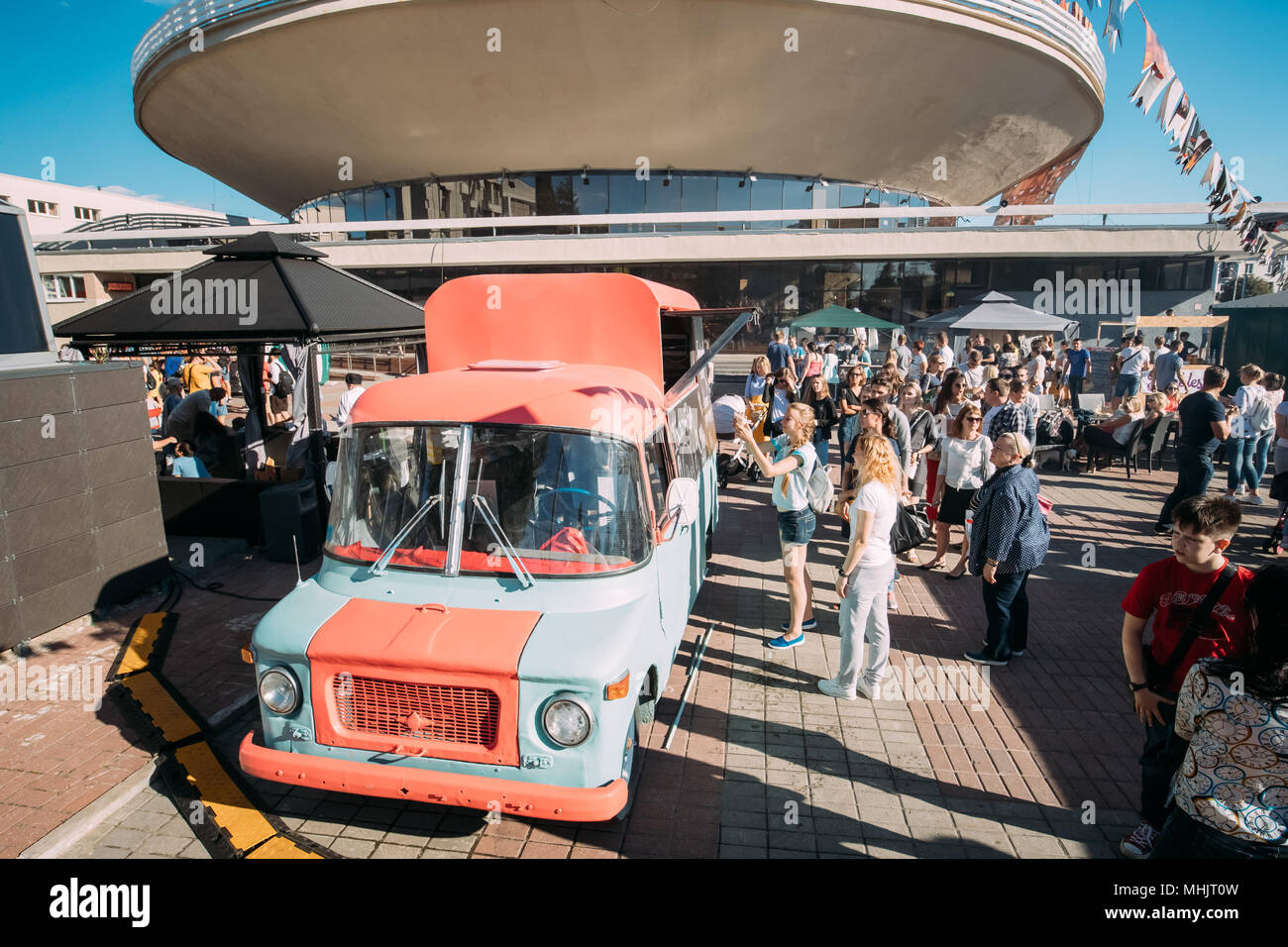 Gomel, Belarus. Menschen zu Fuß in der Nähe von Essen Auto auf gastronomische Festival City Essen im Sommer sonnigen Tag. Stockfoto