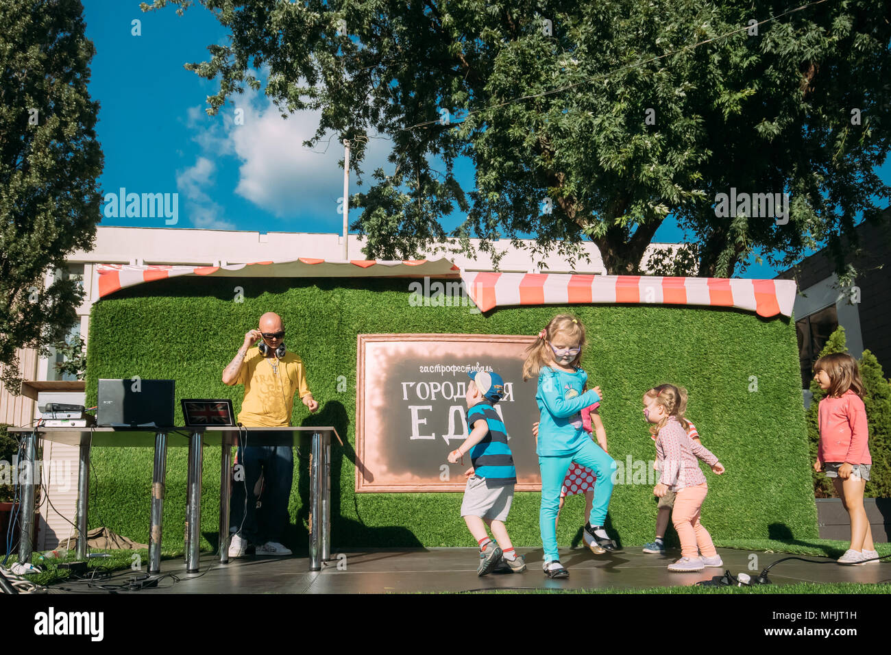 Gomel, Belarus. Kinder tanzen auf gastronomische Festival City Essen im Sommer sonnigen Tag. Stockfoto