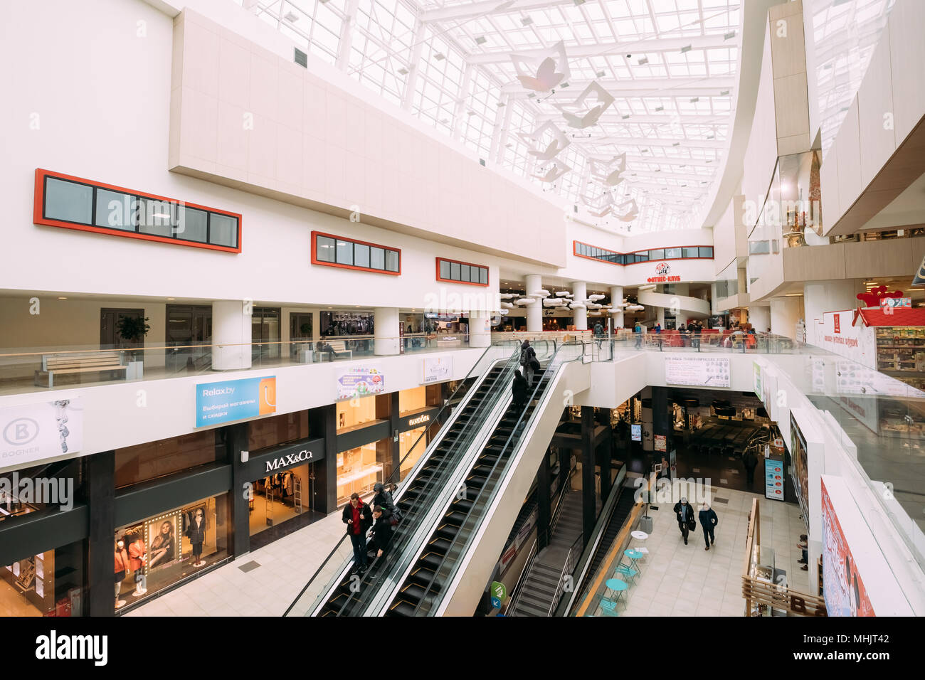 Minsk, Belarus - 4. November 2016: Menschen in Bewegung in Rolltreppen im modernen Einkaufszentrum ARENA City Stockfoto