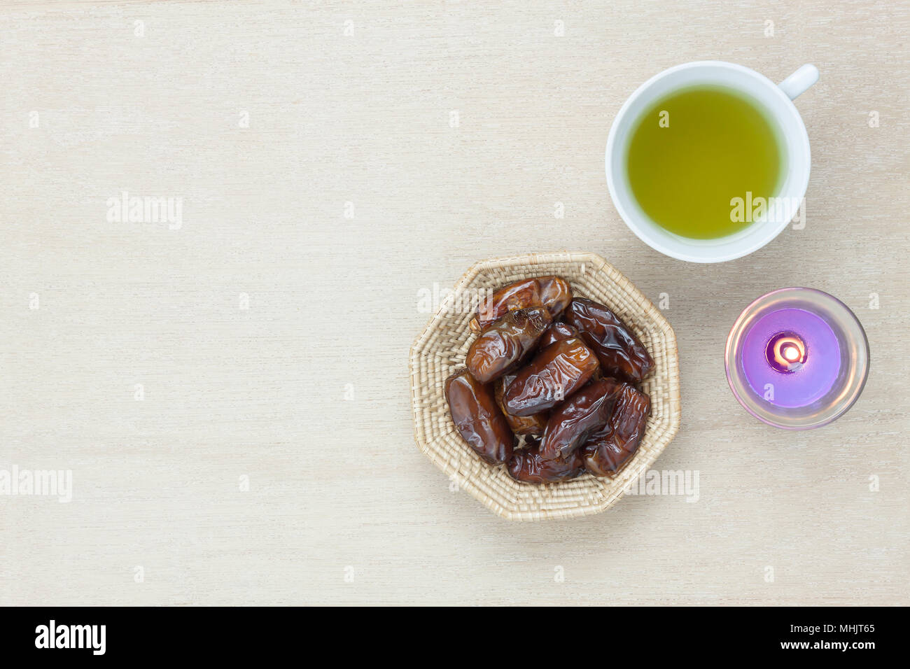 Tabelle Ansicht von oben Luftbild der Dekoration Ramadan Kareem urlaub Hintergrund. Flachbild Datum in Holz Korb mit Aromatherapie Kerze & Grüner Tee legen. Halal mich Stockfoto