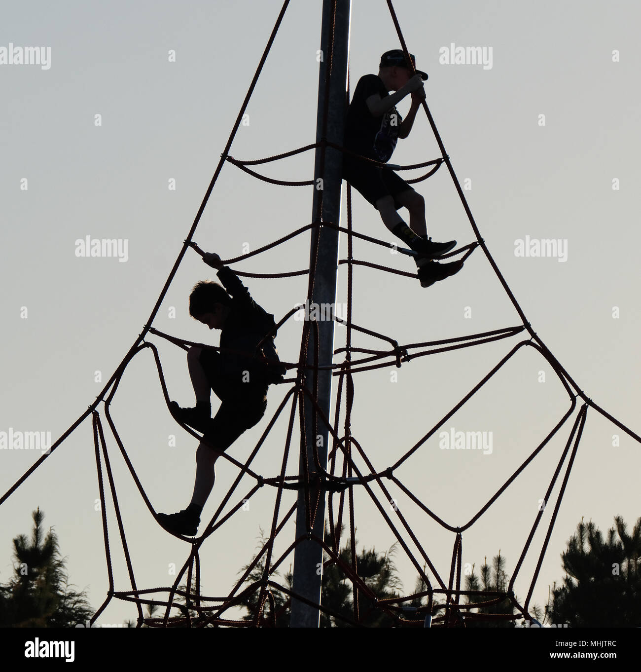 Kinder spielen auf modernes hohes Klettergerüst mit Seilen und Polen in  advewnture Spielplatz Stockfotografie - Alamy