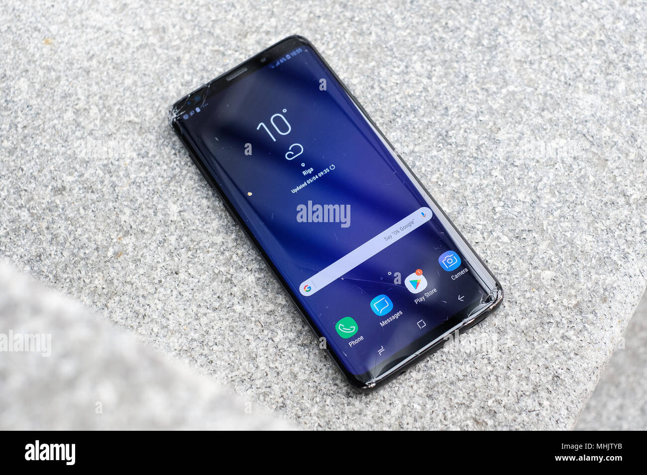 RIGA, APRIL 2018 - eine zertrümmerte vor kurzem Samsung Galaxy S9 Plus Smartphone mit gesprungenen Bildschirm ist für redaktionelle Zwecke angezeigt Stockfoto