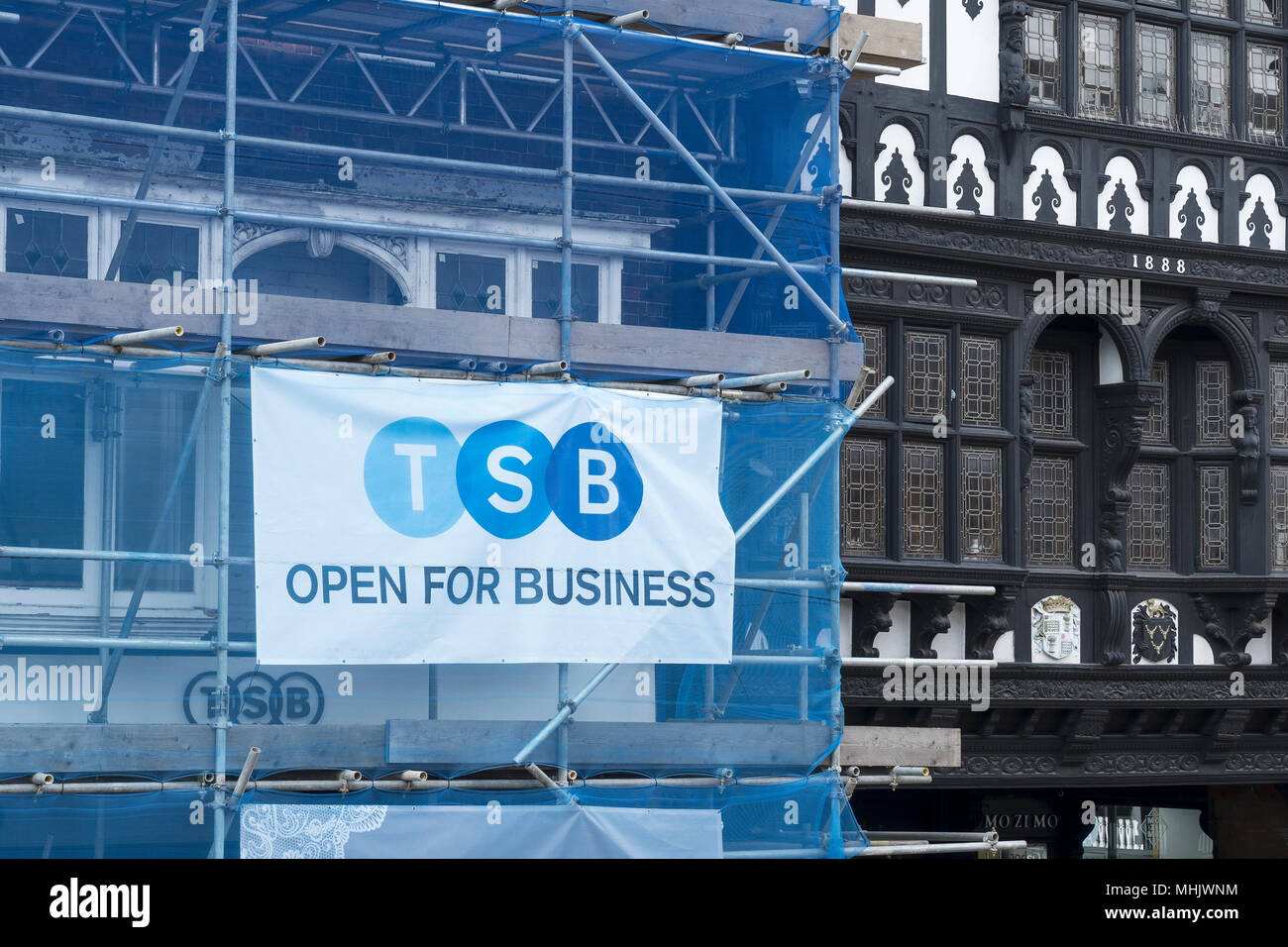 TSB Bank öffnen für die Zeichen auf Gerüsten Stockfoto