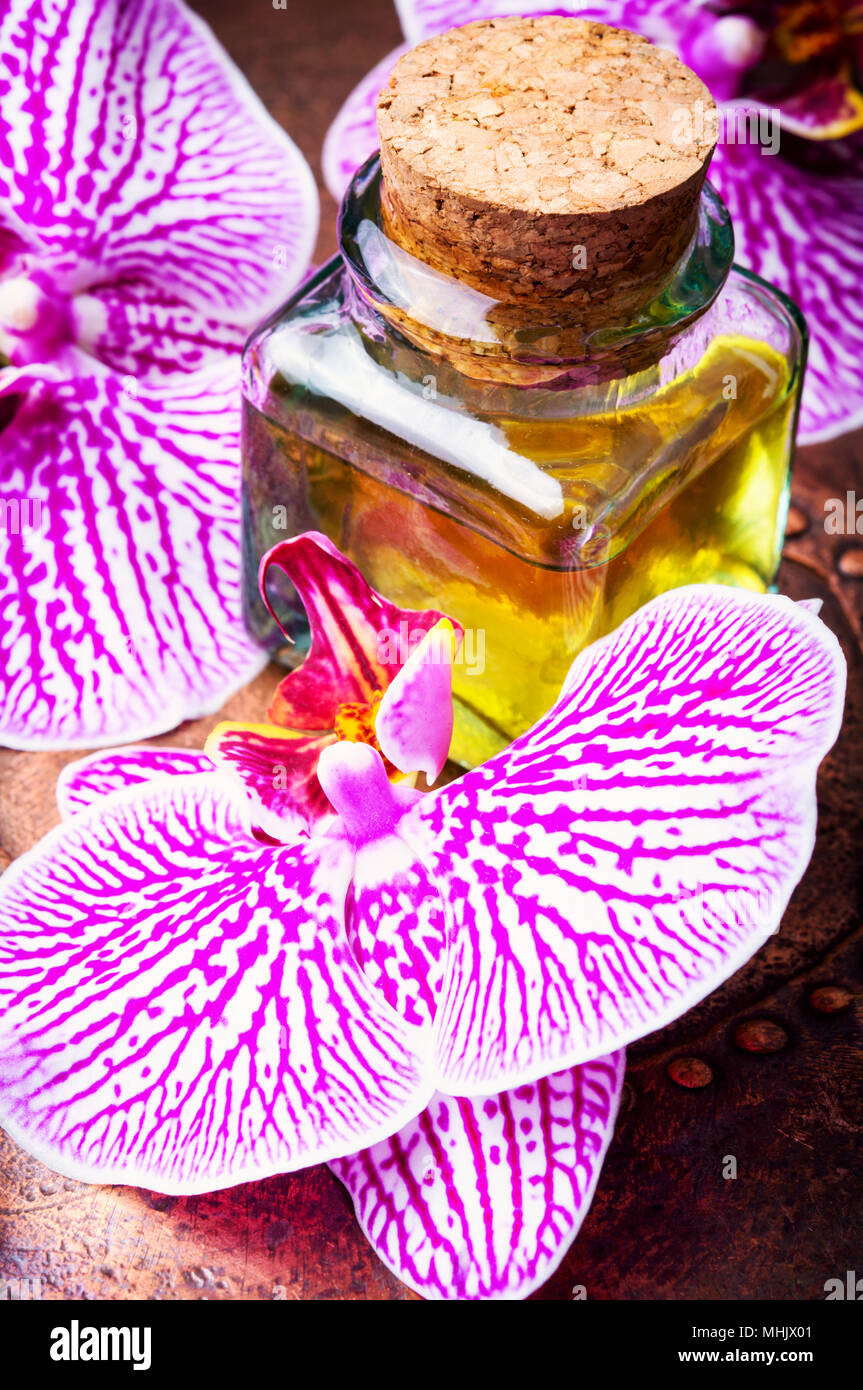 Flasche ätherisches Öl mit Blumen Orchidee. natürlichen organischen Extraktion Stockfoto