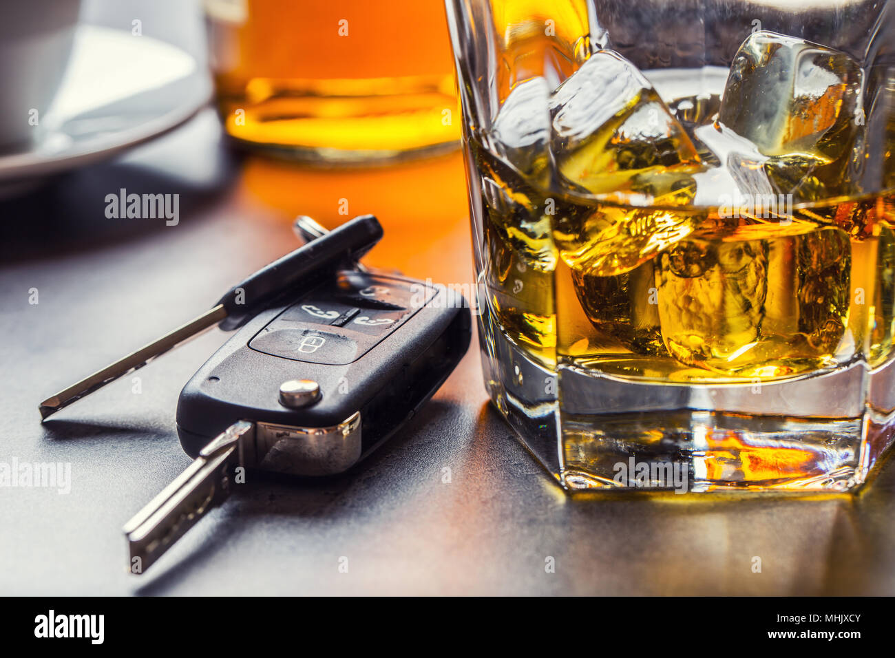 Autoschlüssel und Glas Alkohol am Tisch in der Kneipe oder im Restaurant. Stockfoto