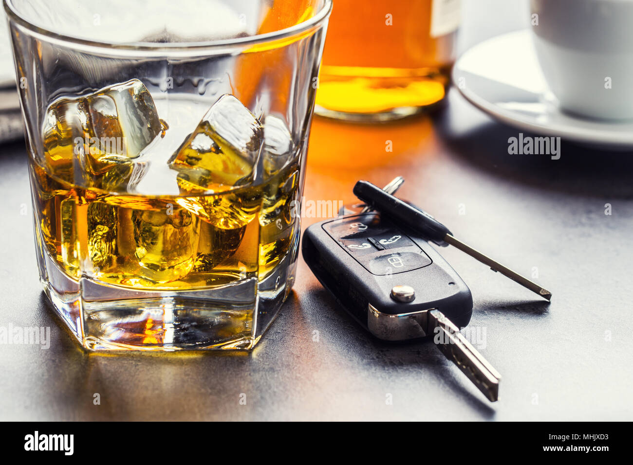 Autoschlüssel und Glas Alkohol am Tisch in der Kneipe oder im Restaurant. Stockfoto