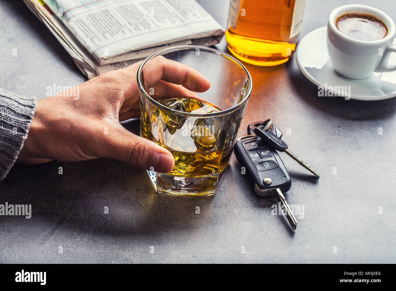 Glas Alkohol Hand die Schlüssel zum Auto und unverantwortlich. Stockfoto