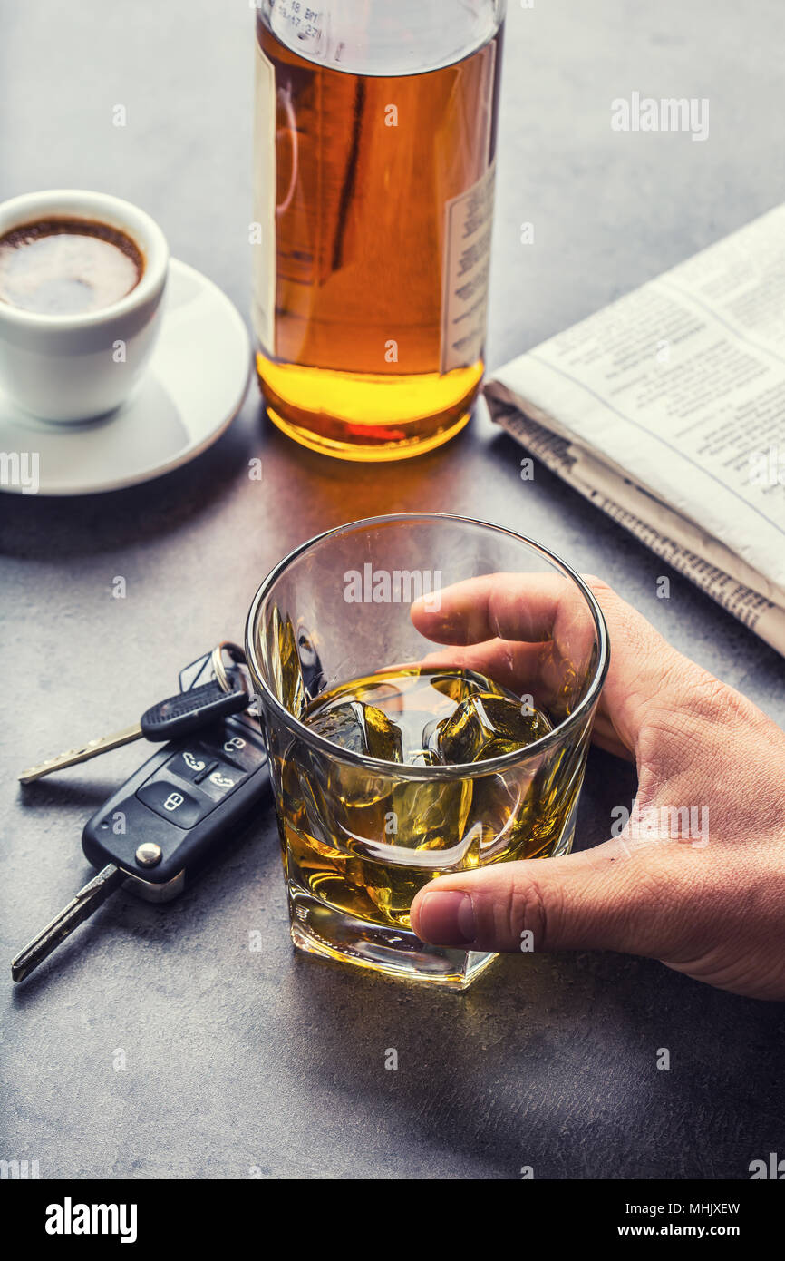 Glas Alkohol Hand die Schlüssel zum Auto und unverantwortlich. Stockfoto