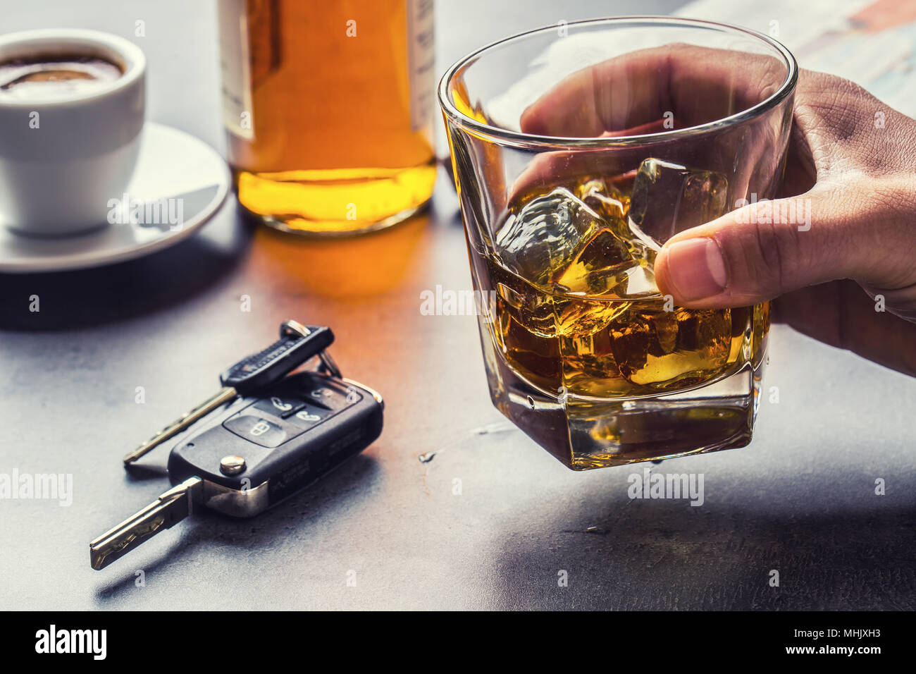 Glas Alkohol Hand die Schlüssel zum Auto und unverantwortlich. Stockfoto