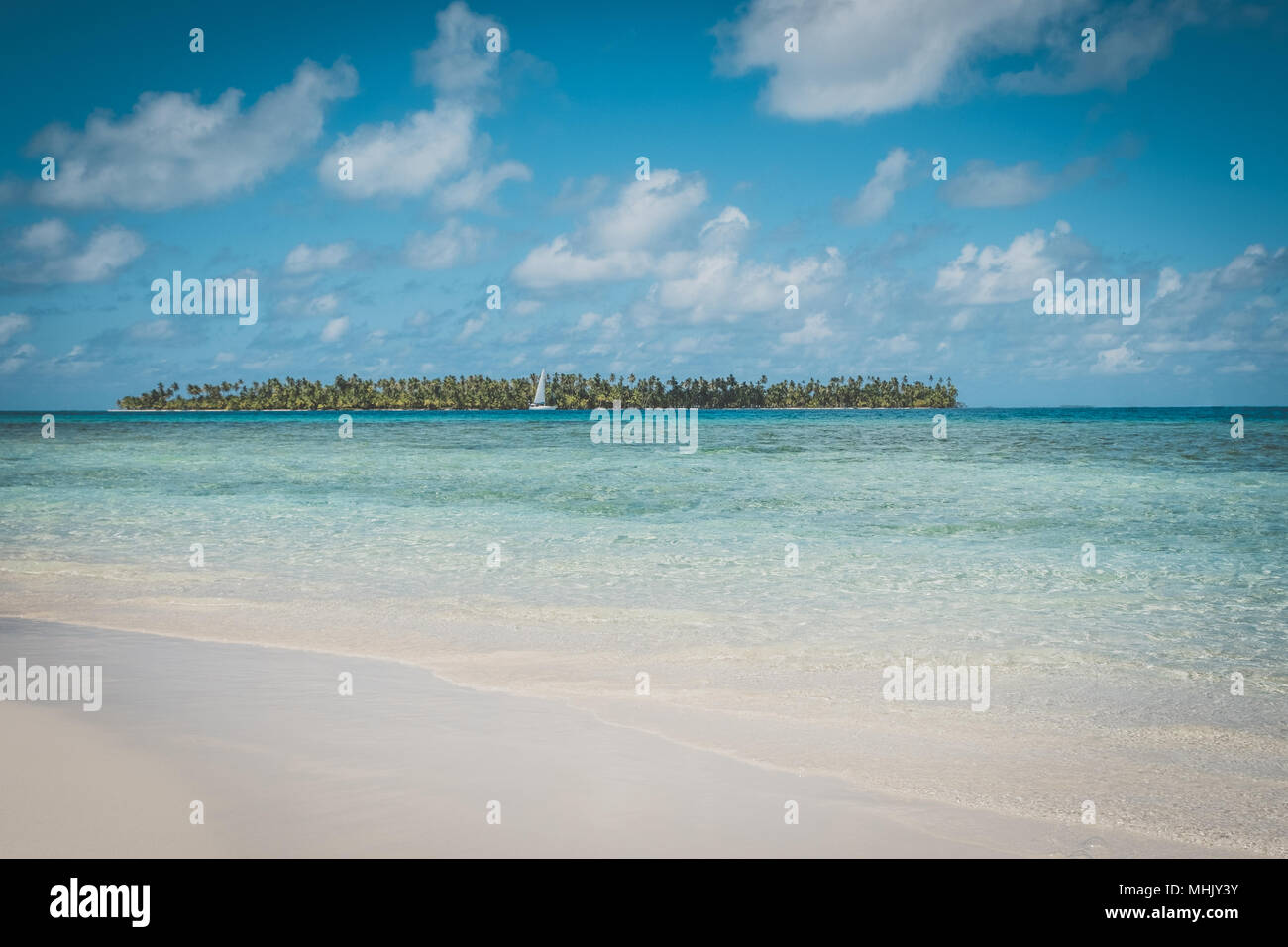 Schöner Strand, blauer Himmel und Palm Tree Island - Stockfoto