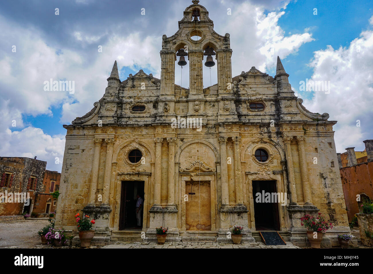 Vor der Kirche am Kloster Arkadi Stockfoto