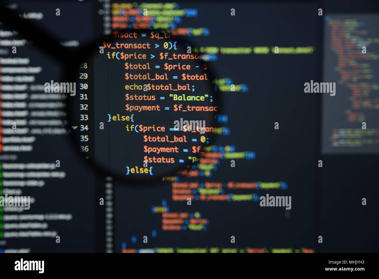 Echte PHP-Code entwickeln. Programmierung Workflow abstrakter Algorithmus Konzept. Zeilen PHP Code sichtbar unter der Lupe. Stockfoto