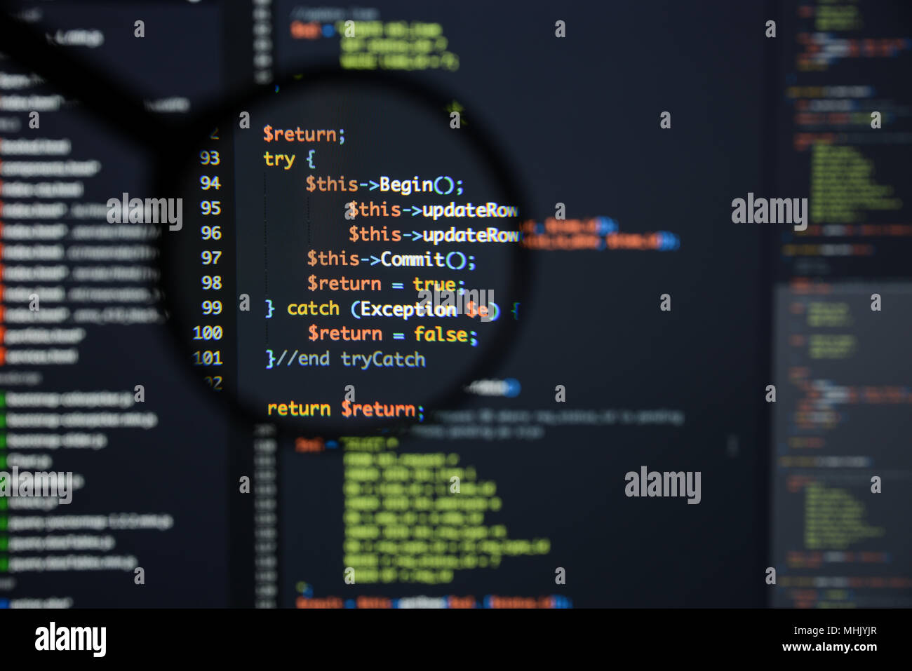 Echte PHP-Code entwickeln. Programmierung Workflow abstrakter Algorithmus Konzept. Zeilen PHP Code sichtbar unter der Lupe. Stockfoto
