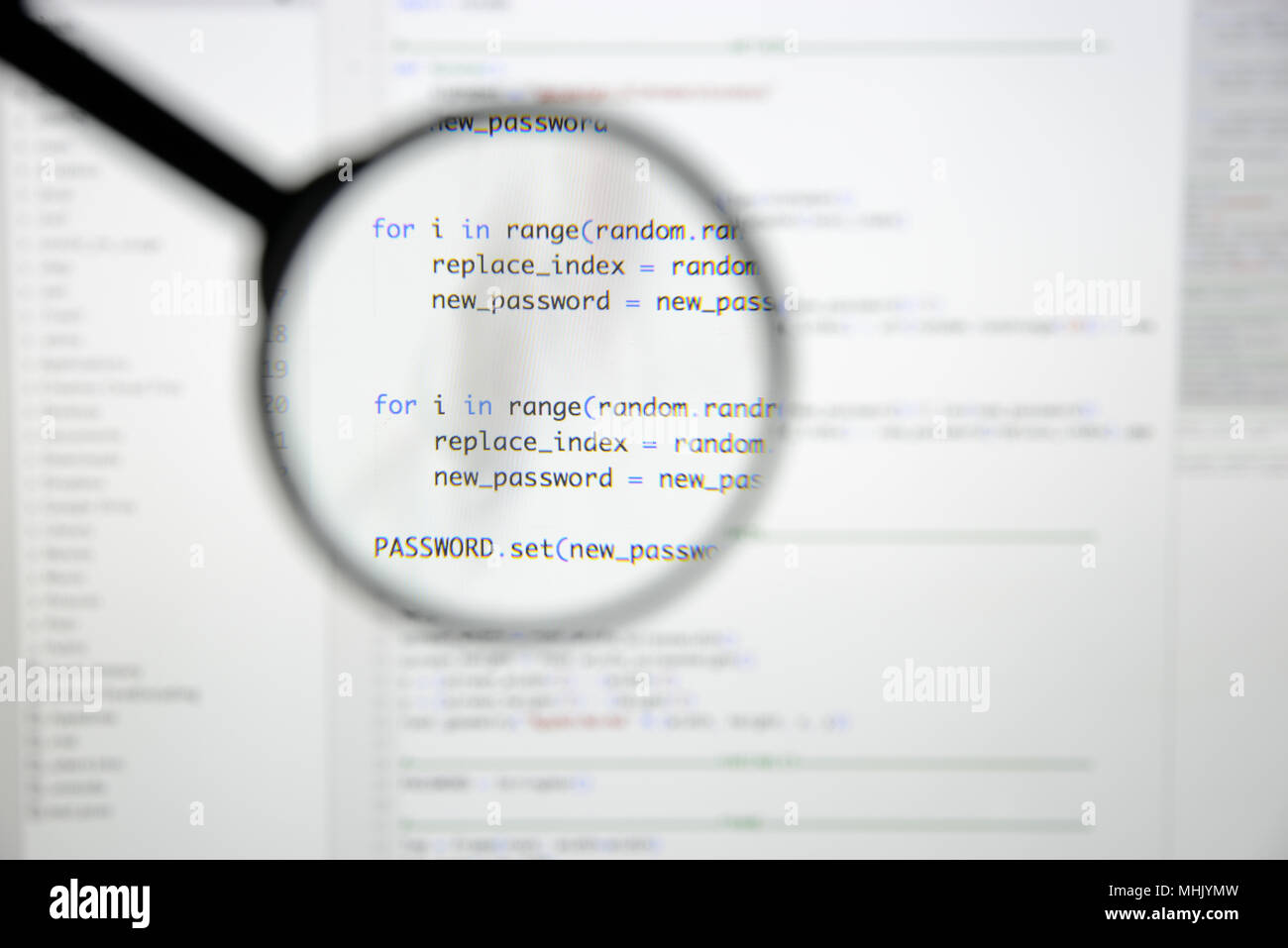 Real Python Code entwickeln. Programmierung Workflow abstrakter Algorithmus Konzept. Linien von Python Code sichtbar unter der Lupe. Stockfoto