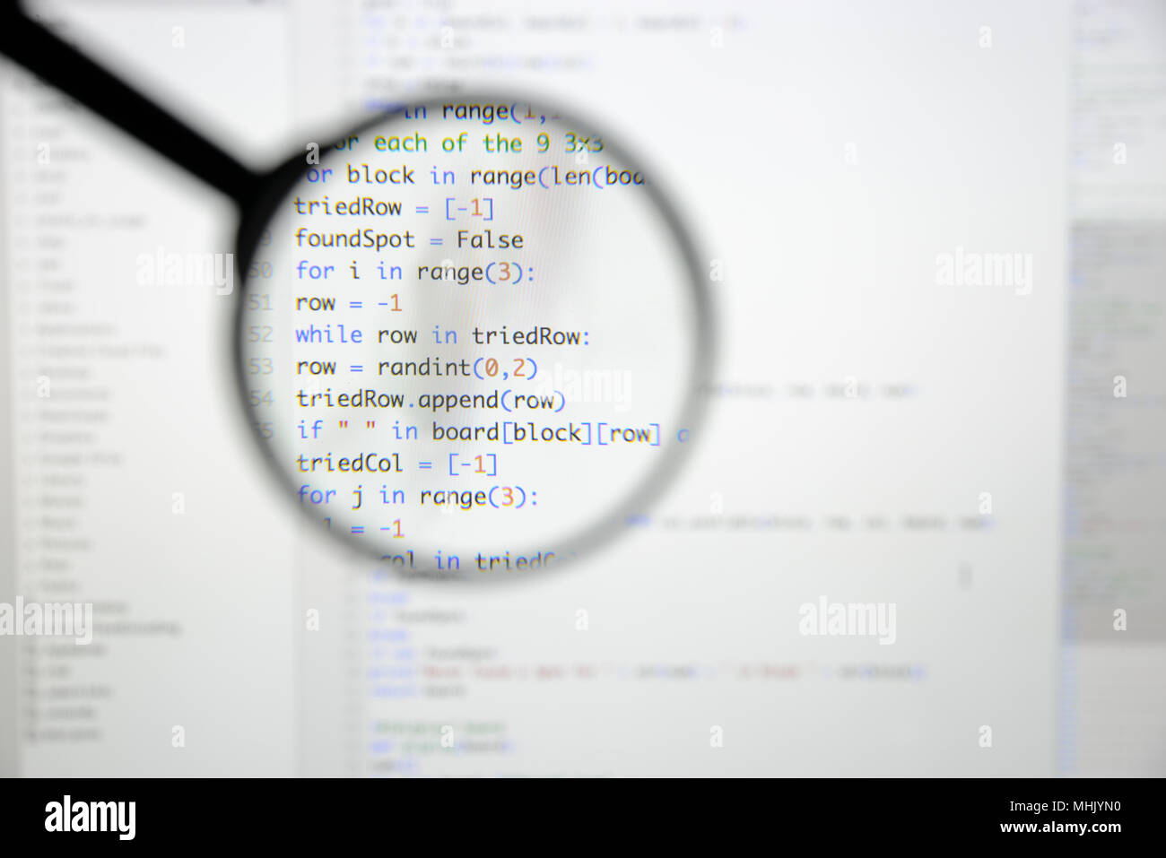 Real Python Code entwickeln. Programmierung Workflow abstrakter Algorithmus Konzept. Linien von Python Code sichtbar unter der Lupe. Stockfoto