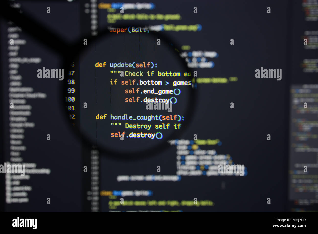 Real Python Code entwickeln. Programmierung Workflow abstrakter Algorithmus Konzept. Linien von Python Code sichtbar unter der Lupe. Stockfoto