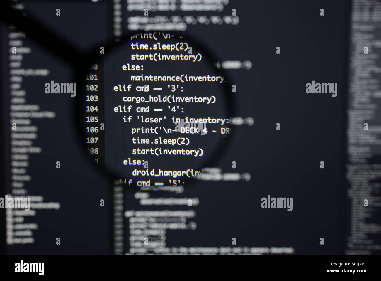 Real Python Code entwickeln. Programmierung Workflow abstrakter Algorithmus Konzept. Linien von Python Code sichtbar unter der Lupe. Stockfoto