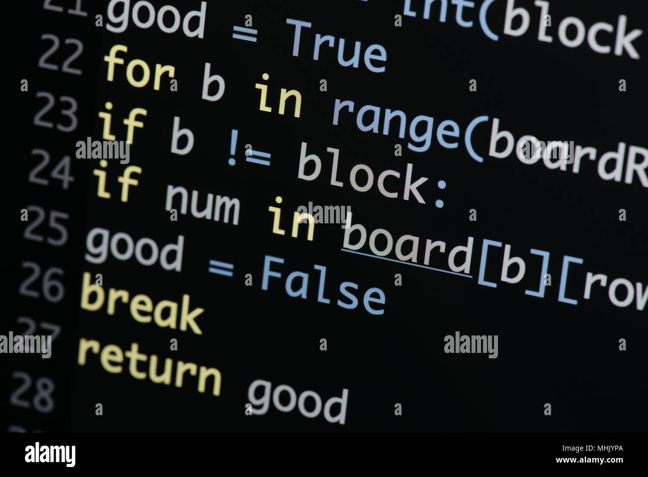 Real Python Code entwickeln. Programmierung Workflow abstrakter Algorithmus Konzept. Linien von Python Code sichtbar unter der Lupe. Stockfoto
