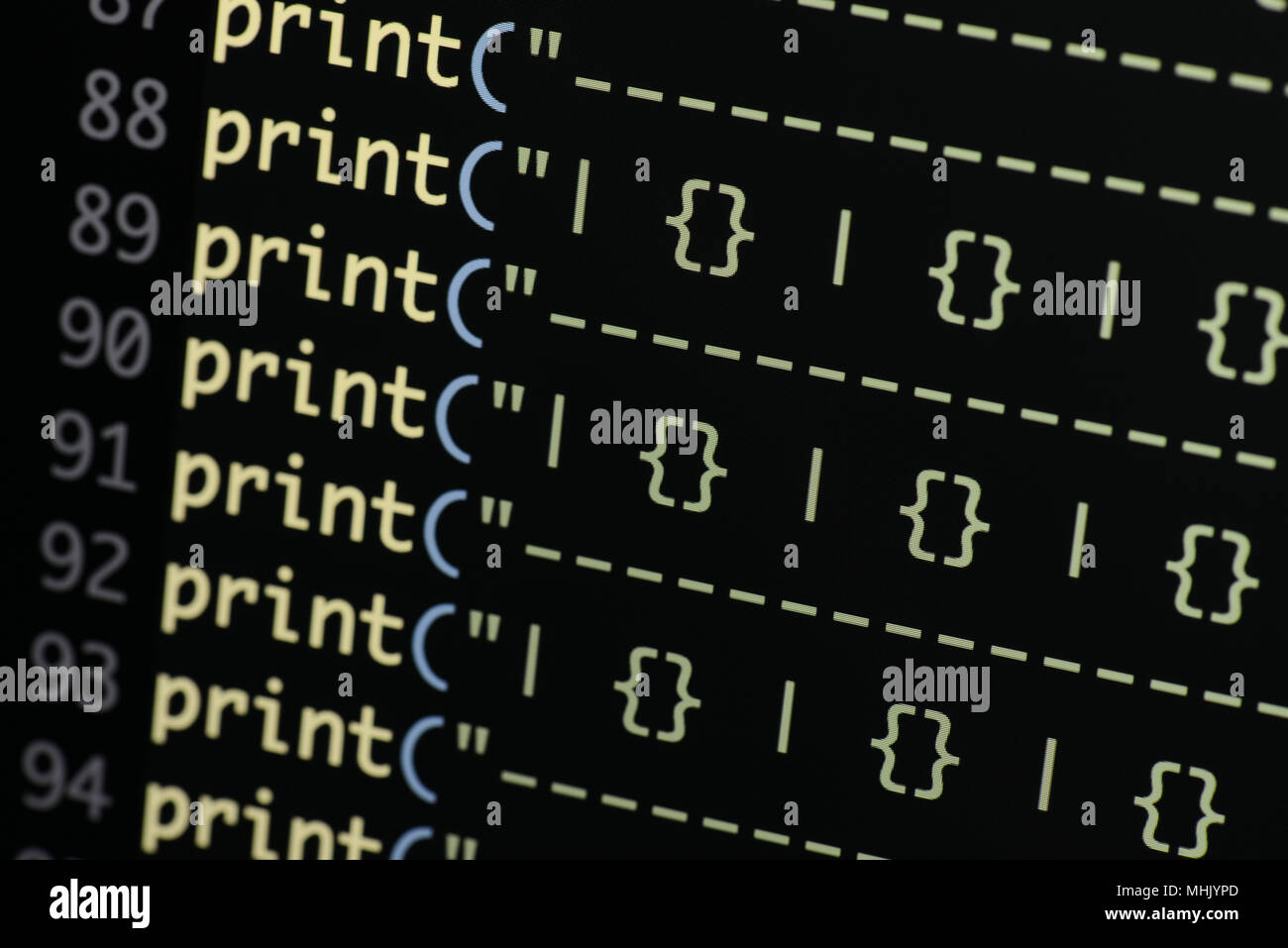 Real Python Code entwickeln. Programmierung Workflow abstrakter Algorithmus Konzept. Linien von Python Code sichtbar unter der Lupe. Stockfoto