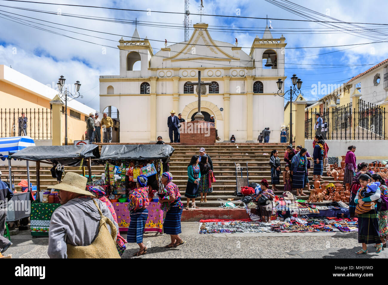Santiago Sacatepequez, Guatemala - November 1, 2017: Lokale Maya Menschen außerhalb der Kirche zu Allerheiligen Stockfoto