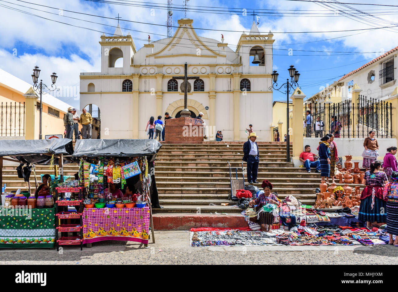 Santiago Sacatepequez, Guatemala - November 1, 2017: Lokale Maya Menschen außerhalb der Kirche zu Allerheiligen Stockfoto