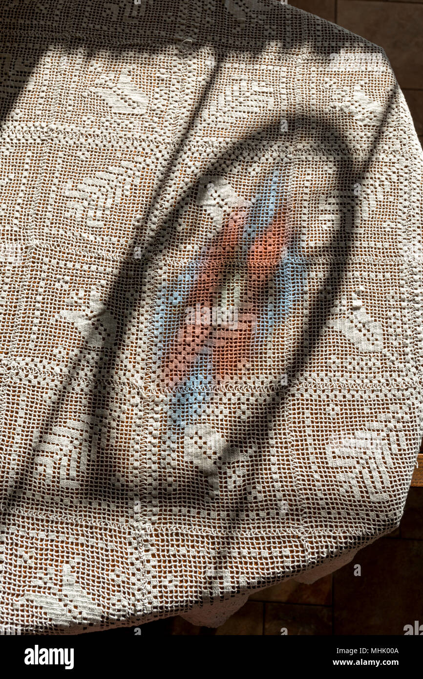 Abstrakte Sicht der Glasmalerei Reflexion auf Leinen Tischdecke Stockfoto
