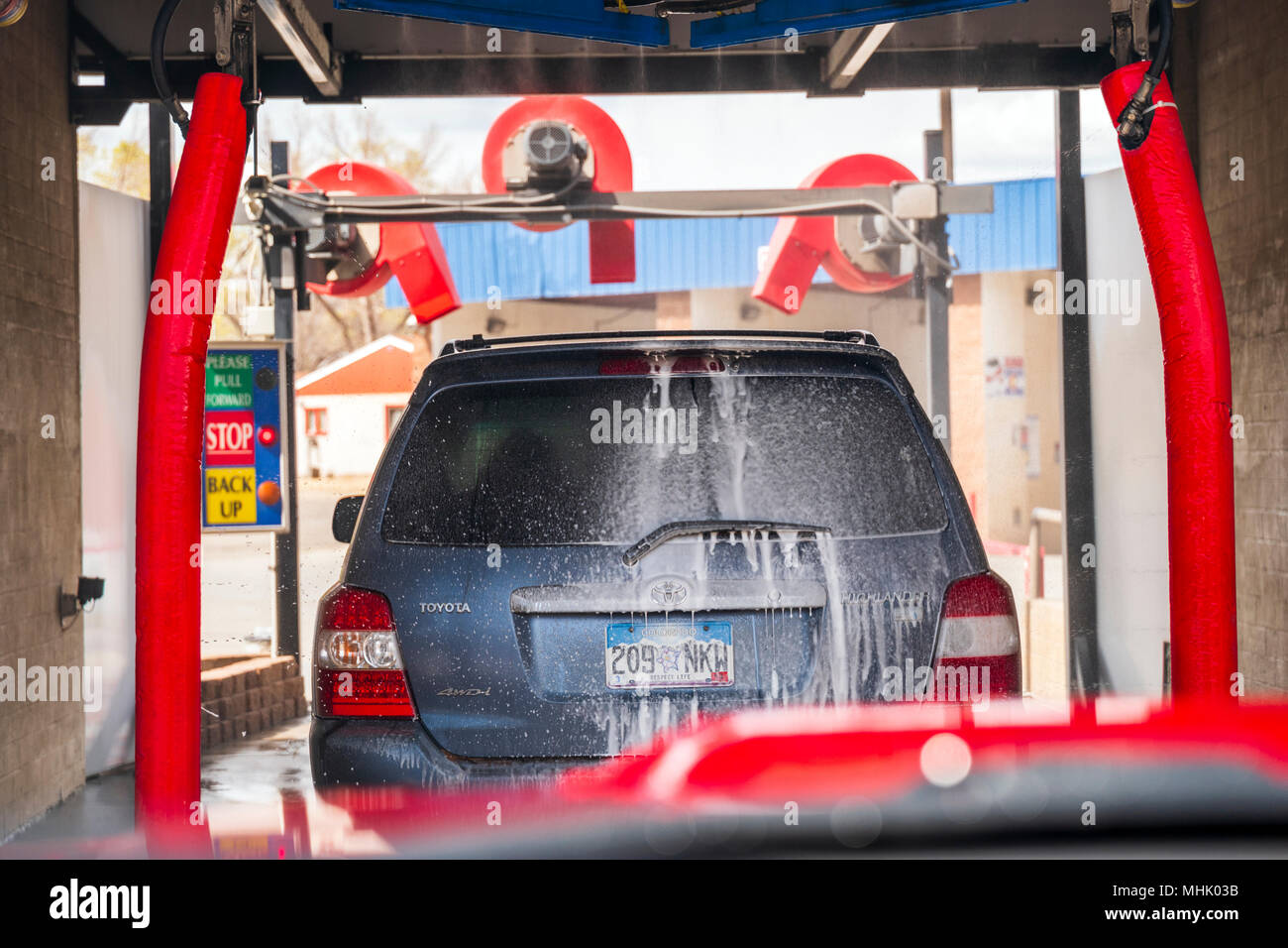 Blick durch die Windschutzscheibe; Automobil in automatisierten Auto waschen Stockfoto