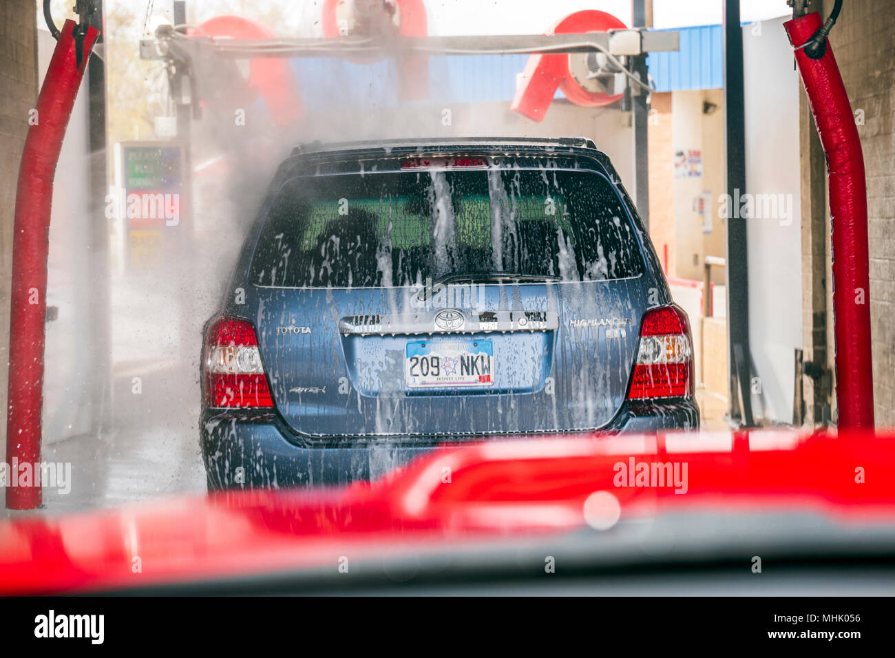 Blick durch die Windschutzscheibe; Automobil in automatisierten Auto waschen Stockfoto