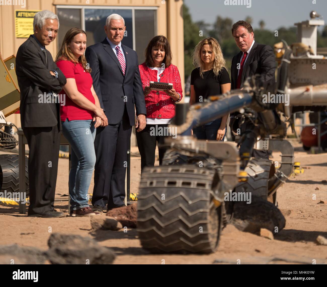 U.S. Vice President Mike Pence, Mitte, beobachtet, wie seine Frau Karen Pence verwendet eine Fernbedienung zu fahren ein Rover den Spitznamen des carecrow' bei einem Besuch in Jet Propulsion Laboratory der NASA Mars Hof am 28. April in Pasadena, Kalifornien 2018. Stehend von links nach rechts sind: NASA Mars Exploration Manager Li Fuk, Mars Neugier Engineering Operations Team Chief Megan Lin, Vice President Mike Pence, Karen Pence, Tochter Charlotte Pence, und JPL Direktor Michael Watkins. Stockfoto