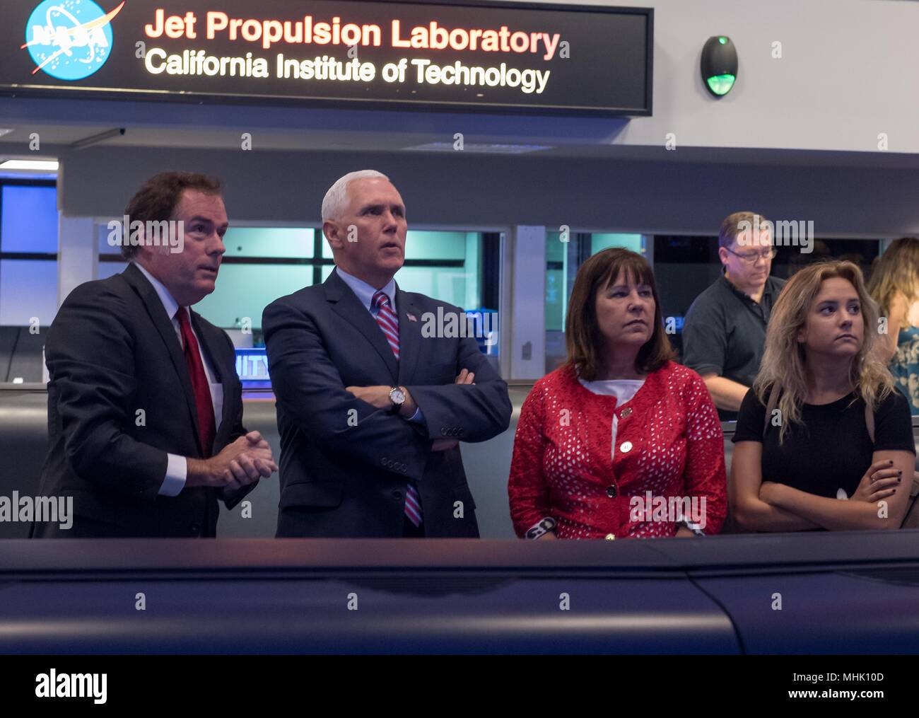 U.S. Vice President Mike Pence, Mitte, Frau Karen Pence und Tochter Charlotte sind givien eine Tour des Jet Propulsion Laboratory der NASA, JPL Direktor Michael Watkins, Links, 28. April 2018 in Pasadena, Kalifornien. Stockfoto