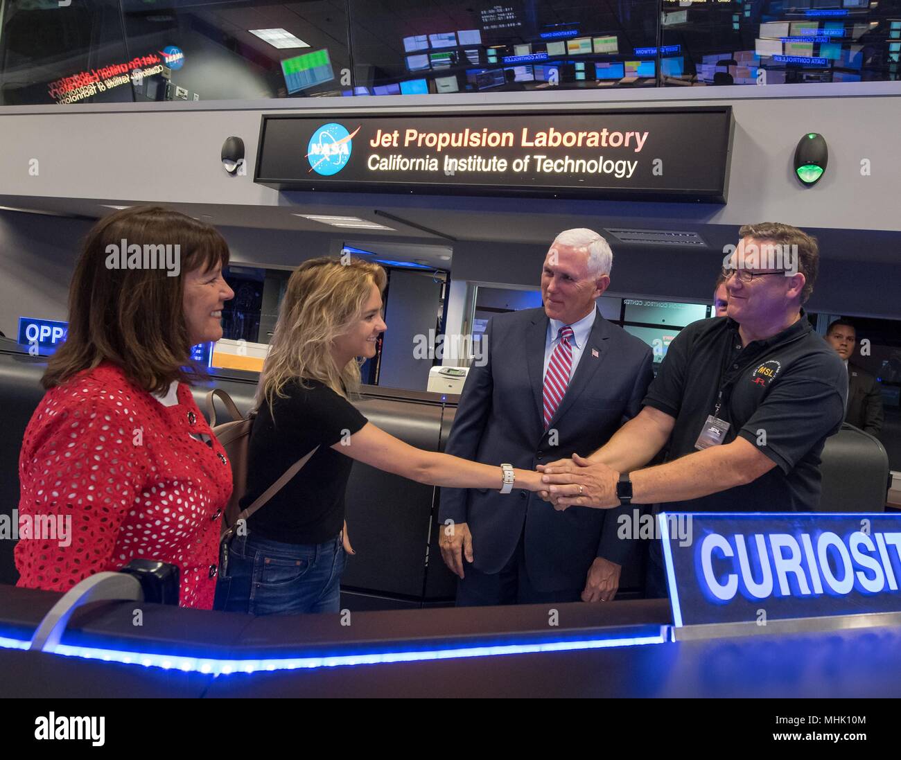 U.S. Vice President Mike Pence, Mitte, Frau Karen Pence und Tochter Charlotte sind zum Mars Neugier Mission ACE Walt Hoffman eingeführt, rechts, während einer Tour des NASA Jet Propulsion Laboratory April 28, 2018 in Pasadena, Kalifornien. Stockfoto
