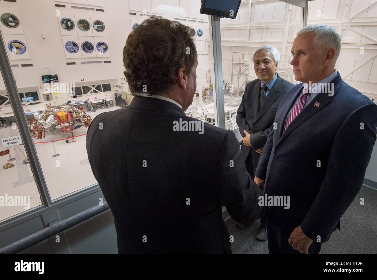 U.S. Vice President Mike Pence, Mitte, wird die Raumsonde Mars 2020 Abstieg der Bühne von der Innenseite der Sonde Montagewerk dargestellt von JPL Direktor Michael Watkins, Links, NASA Mars Exploration Manager Li Fuk auf während einer Tour des NASA Jet Propulsion Laboratory April 28, 2018 in Pasadena, Kalifornien. Stockfoto