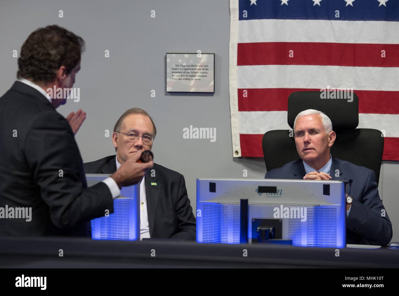 U.S. Vice President Mike Pence, rechts, und Direktor der National Space Rat Scott Tempo, Zentrum, JPL Direktor Michael Watkins, Links, die Mission zu unterstützen, die bei einer Tour des NASA Jet Propulsion Laboratory April 28, 2018 in Pasadena, Kalifornien erklären. Stockfoto