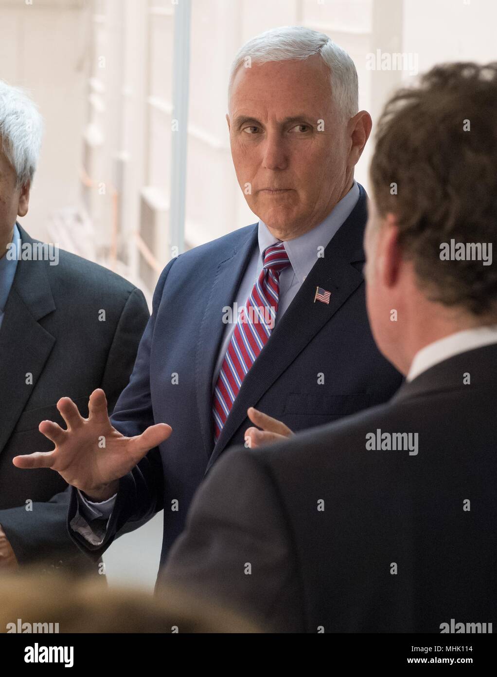 U.S. Vice President Mike Pence, Mitte, Gespräche mit JPL Direktor Michael Watkins, Links, während einer Tour des NASA Jet Propulsion Laboratory April 28, 2018 in Pasadena, Kalifornien. Stockfoto
