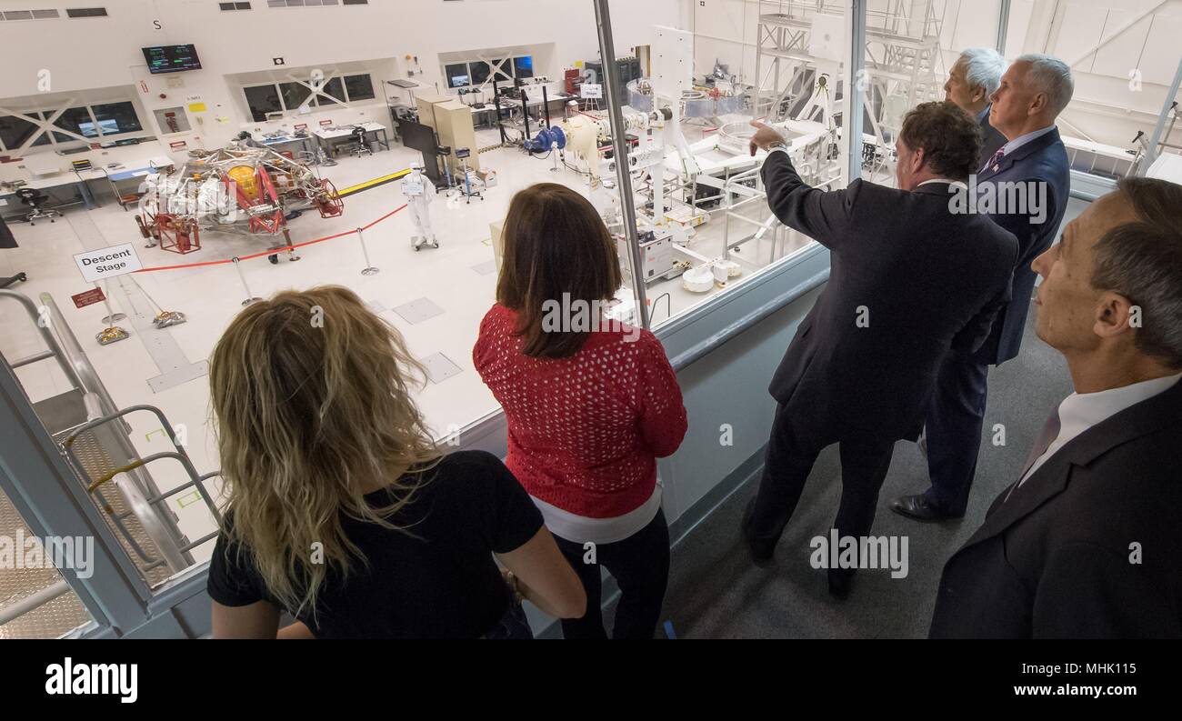 U.S. Vice President Mike Pence, rechts, ist die Raumsonde Mars 2020 Abstieg der Bühne von der Innenseite der Sonde Montagewerk von JPL Direktor Michael Watkins während einer Tour des NASA Jet Propulsion Laboratory April 28, 2018 in Pasadena, Kalifornien. Stehend von links nach rechts sind: Charlotte Pence, Karen Pence, Michael Watkins, Vice President Mike Pence und NASA Mars Exploration Manager Li Fuk. Stockfoto