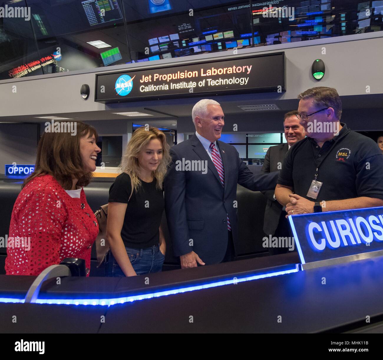 U.S. Vice President Mike Pence, Mitte, Frau Karen Pence und Tochter Charlotte sind zum Mars Neugier Mission ACE Walt Hoffman eingeführt, rechts, während einer Tour des NASA Jet Propulsion Laboratory April 28, 2018 in Pasadena, Kalifornien. Stockfoto