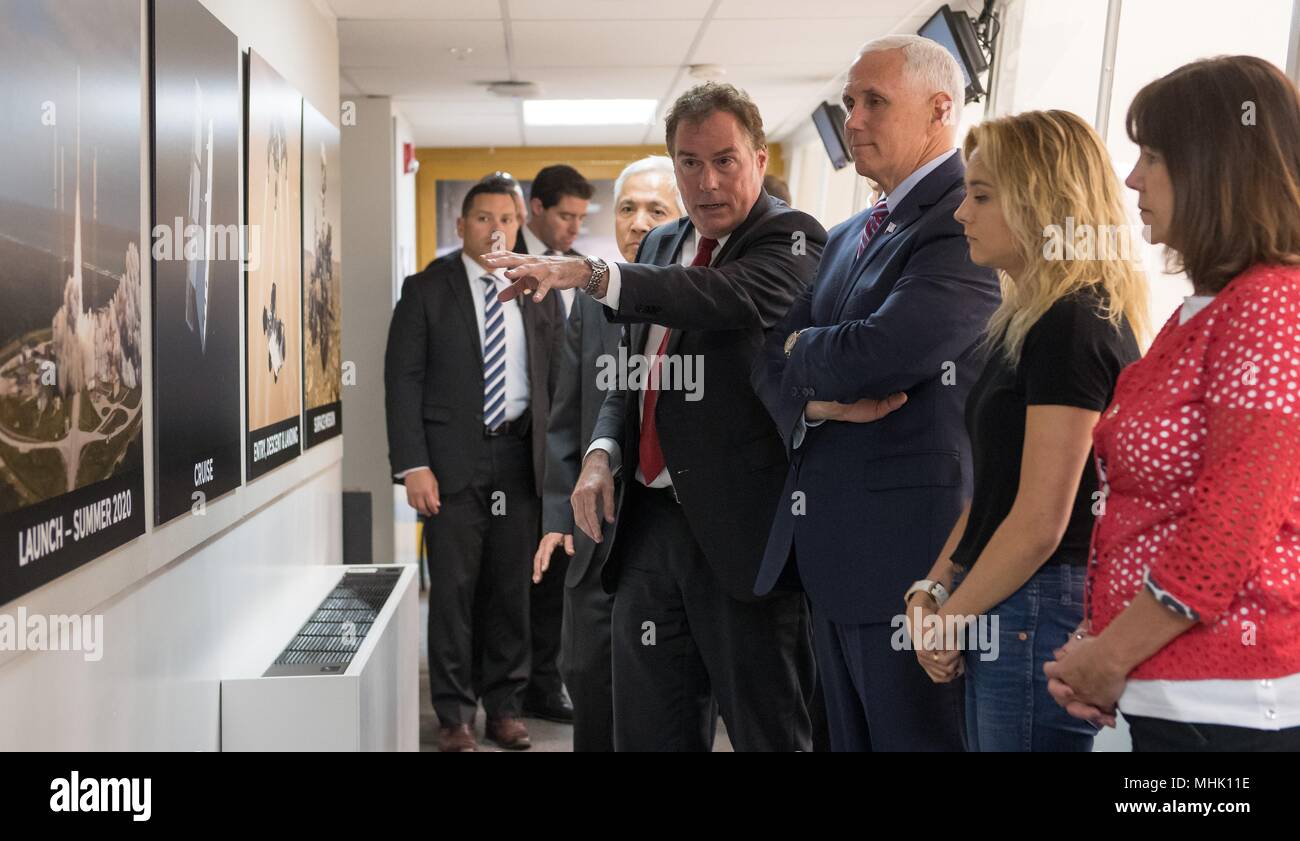 U.S. Vice President Mike Pence, Mitte, wird die Raumsonde Mars 2020 Projekt timeline von JPL Direktor Michael Watkins während einer Tour des NASA Jet Propulsion Laboratory April 28, 2018 in Pasadena, Kalifornien. Stehend von links nach rechts sind: NASA Mars Exploration Manager Li Fuk, Michael Watkins, Vice President Mike Pence, Charlotte Pence und Frau Karen Pence. Stockfoto