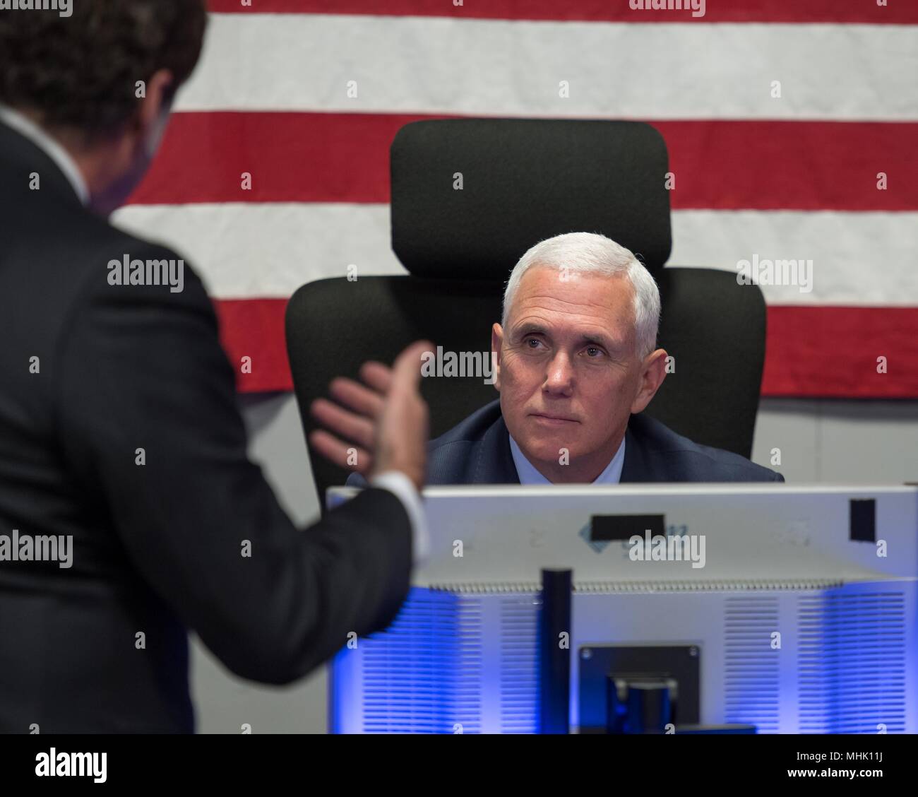 U.S. Vice President Mike Pence hört JPL Direktor Michael Watkins, Links, die Mission zu unterstützen, die bei einer Tour des NASA Jet Propulsion Laboratory April 28, 2018 in Pasadena, Kalifornien erklären. Stockfoto