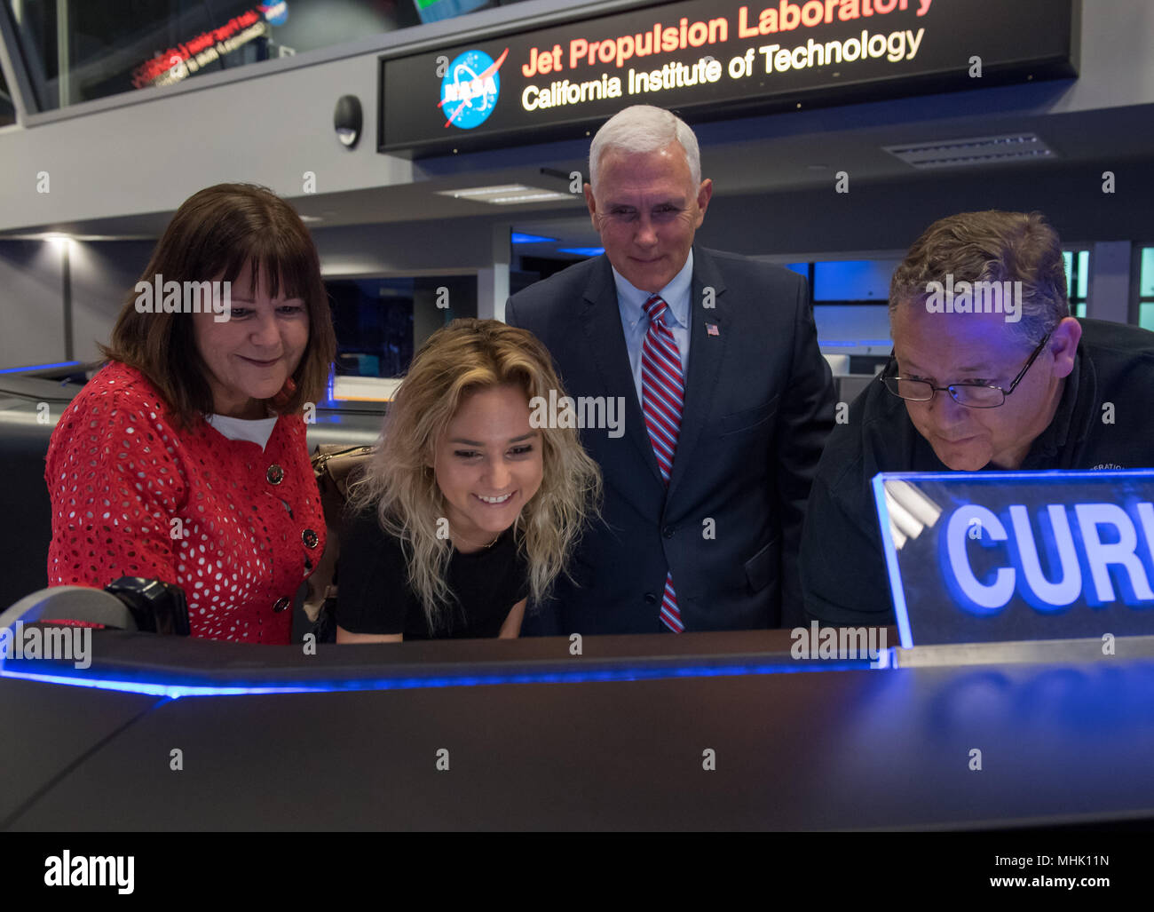 U.S. Vice President Mike Pence, Mitte, Frau Karen Pence und Tochter Charlotte sind gezeigt, wie man einen Befehl an die Neugier Rover auf dem Mars senden durch Mission ACE Walt Hoffman, rechts, während einer Tour des NASA Jet Propulsion Laboratory April 28, 2018 in Pasadena, Kalifornien. Stockfoto