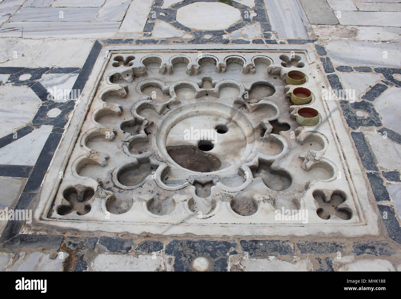 Das impluvium oder regensammler, mitten im Innenhof der Großen Moschee von Kairouan, Tunesien Stockfoto